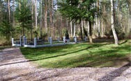 Cmentarz leśny w Jeziorku, fot. autorstwa Beaty Sejnowskiej-Runo, udostępnione na wikipedia.pl 21.04.2009.