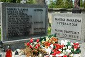 Symboliczny grób Sybiraków z parafii Jasienica; Fot. autorstwa Janusza J. Zyśka