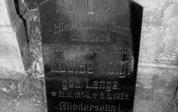 Płyta nagrobna Louisy Voigt z domu Lange na cmentarzu poniemieckim w Bojadłach
