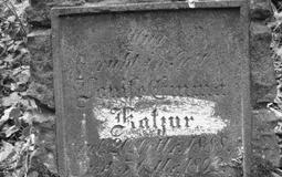 Płyta nagrobna Luisy Emmy Katzur na cmentarzu poniemieckim w Bojadłach