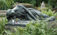 Kobieta w Żałobie, rzeźba autorstwa Karola Hukana, Cmentarz Rakowicki w Krakowie, źródło: wikipedia