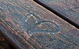 800px-Drawing_of_a_heart_on_iced_wood_skalowane