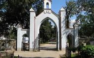 Zabytkowa brama cmentarna na Cmentarzu Katedralnym w Łomży, Autor: Patryk Korzeniecki, praca własna, Plik udost. na licencji GNU oraz CC 3.0