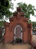 Grobowiec, w którym spoczywają trzy pokolenia dziedziców wsi, członkowie rodzin: Karlińskich, Kaczmarków i Olszewskich. 