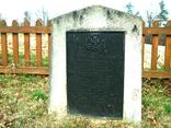 Tablica z nazwiskami żołnierzy pochowanych na cmentarzu wojennym nr 307 - Łąkta Dolna; Fot. autorstwa Jerzego Opioły, udostępnione na www.wikipedia.pl 15.11.2010 na licencji GNU LWD.