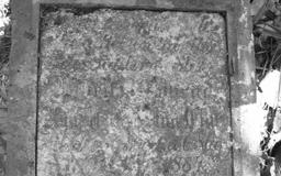 Płyta nagrobna Anny Marthy i Anny Clary Conrad na cmentarzu poniemieckim w Bojadłach