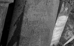 Płyta nagrobna Augusty Hoffman z domu Dederke na cmentarzu poniemieckim w Bojadłach