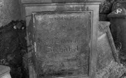 Płyta nagrobna Carla Hermanna Zschäkel na cmentarzu poniemieckim w Bojadłach