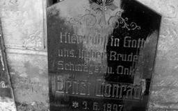 Płyta nagrobna Ernsta Conrada na cmentarzu poniemieckim w Bojadłach