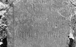 Płyta nagrobna Ernsta Hampicke na cmentarzu poniemieckim w Bojadłach