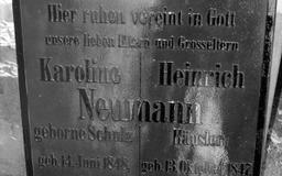 Płyta nagrobna Heinricha i Karoliny Neumann z domu Schulz na cmentarzu poniemieckim w Bojadłach