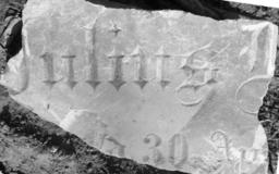 Fragment płyty nagrobnej mężczyzny nieznanego z nazwiska o imieniu Julius na cmentarzu poniemieckim w Kijach