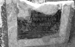 Fragment płyty nagrobnej nieznanej osoby na cmentarzu poniemieckim w Kijach