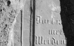 Fragment płyty nagrobnej nieznanej osoby na cmentarzu poniemieckim w Kijach